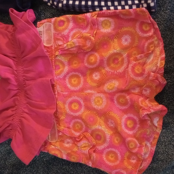 EUC 2 Outfits Girls Summer Lot Size 24M / 2T Flowers Plaid - Picture 3 of 5